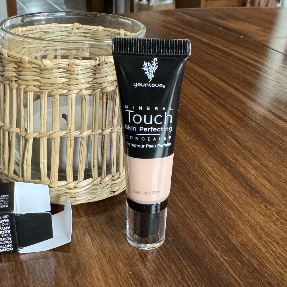 Younique Touch Skin Perfecting Concealer - Scarlet